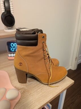 Timberland Women's Tan Lace-Up Heeled Boot